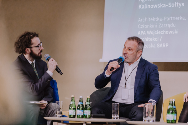 Panel dyskusyjny "Budownictwo w praktyce", Od lewej: prowadzący debatę Michał Oksiński, redaktor serwisu Kompas Inwestycji oraz marcin Antczak, CEO Grupy Antczak. Fot. Kompas Inwestycji.