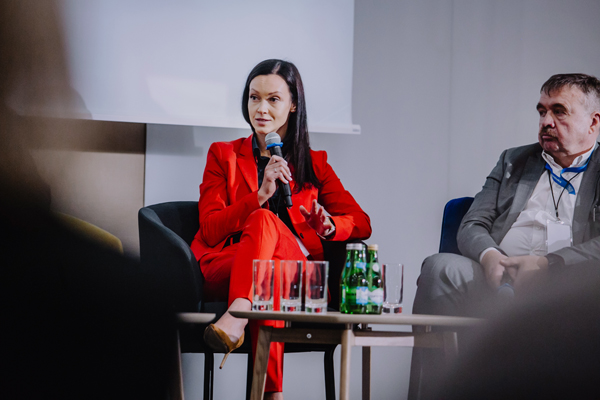 Forum Ekspertów 2023, debata „Ewolucja na rynku inwestycji”, od lewej: Anna Tomaszewska, Investment Director z Capital Park oraz Jacek Wesołowski, Dyrektor Zarządzający Trei Real Estate Poland. 