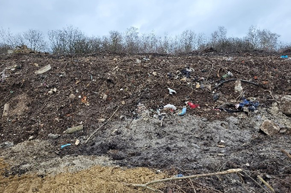 Według danych GUS na koniec 2020 r., w Polsce znajduje się ponad 400 nielegalnych składowisk odpadów niebezpiecznych oraz ok. 2000 dzikich wysypisk śmieci. Fot. archiwum REMEA